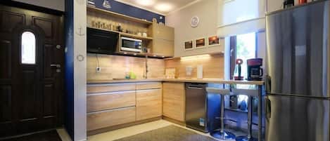 Fridge, microwave, stovetop, dishwasher