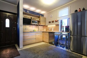 Fridge, microwave, stovetop, dishwasher - Holiday Home in Lukecin near Baltic Beach (Lukecin)