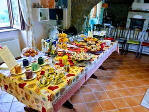 Free daily buffet breakfast