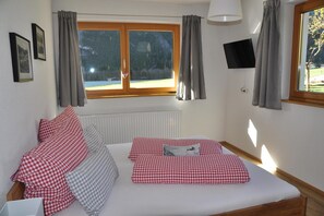 1 bedroom, travel crib, free WiFi - Chalet in Steeg near Ski Slopes (Steeg)