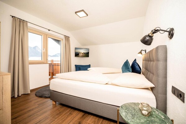 2 bedrooms, travel crib, free WiFi