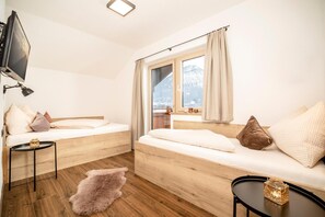 2 bedrooms, travel crib, free WiFi - Penthouse in Strass near Zillertal Alps (Strass im Zillertal)