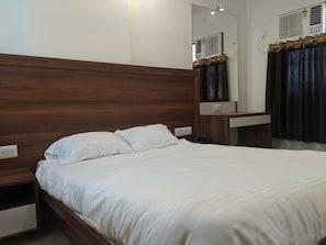 Down duvets, individually furnished, desk, laptop workspace