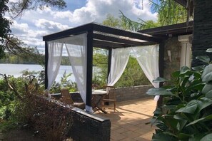 Outdoor dining - A wonderful holiday home with lake access (Bieszkowice)