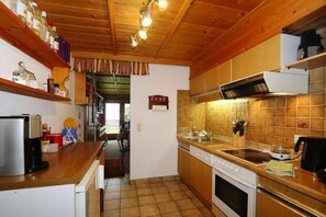 Fridge, microwave, oven, stovetop - Apartment in Hippach near Horbergbahn (Hippach im Zillertal)