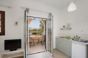 Studio Classique, balcon (No9 No10 No11) | Coin cuisine privé | Réfrigérateur, plaque de cuisson, cafetière/bouilloire