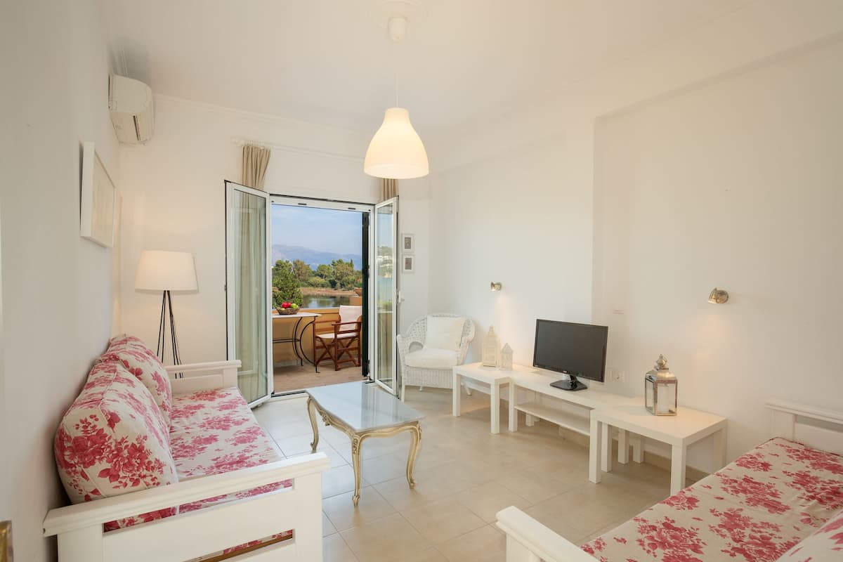 Appartamento, 2 camere da letto, vista lago (No2, No3) | Area soggiorno | TV a schermo piatto
