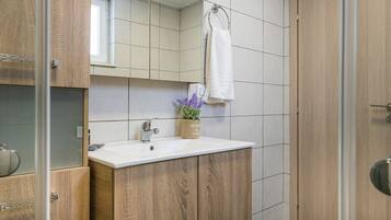 House | Bathroom | Shower, rainfall showerhead, free toiletries, slippers