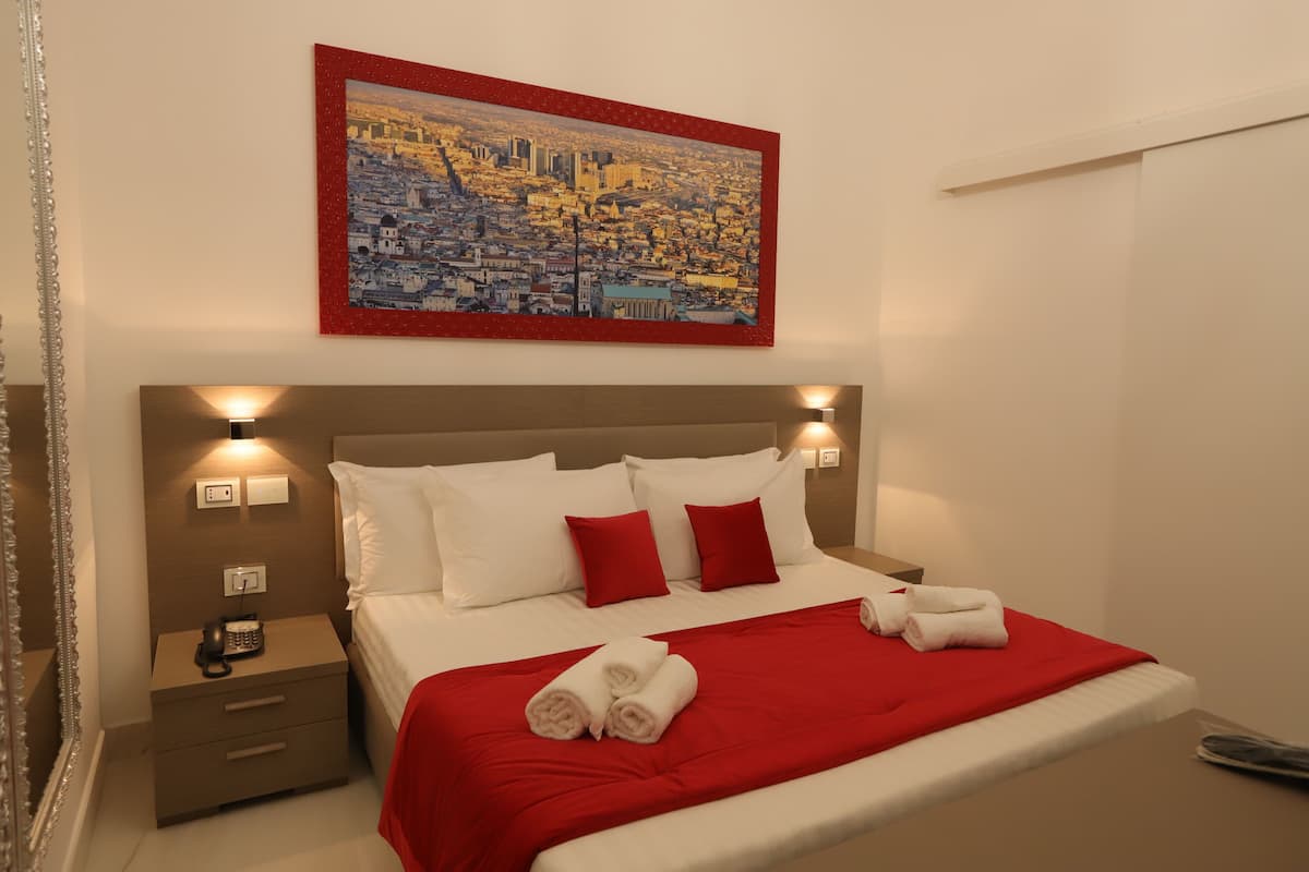 Kamar Double Deluks (Spaccanapoli) | 1 kamar tidur, minibar, meja kerja, dan ruang kerja ramah laptop
