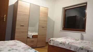 4 dormitorios, tabla de planchar con plancha, cuna de viaje