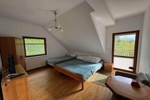 4 slaapkamers, een strijkplank/strijkijzer, reisbedje, gratis wifi