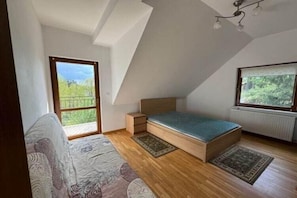 4 slaapkamers, een strijkplank/strijkijzer, gratis wifi, beddengoed