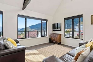 Een televisie en een open haard