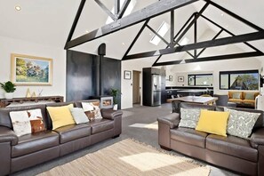 Een televisie en een open haard