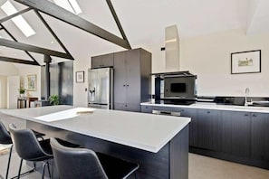 Geladeira, micro-ondas, fogão, cooktop