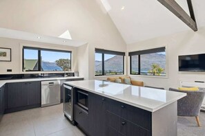 Fridge, microwave, oven, stovetop - World Class Views B| Magnificence comes to town (Queenstown)