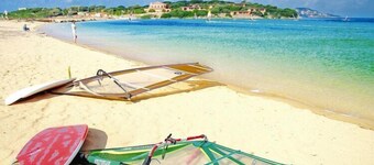 Radový dom na Sardínii pri surfovom raji