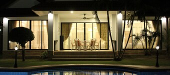 Family-friendly, huge swimming pool