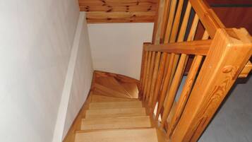 Un escalier en bois avec une rampe et des marches en bois.
