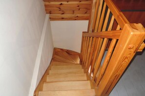 Una escalera de madera con barandilla y peldaños de madera.