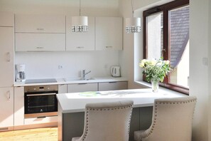 Fridge, oven, stovetop, dishwasher