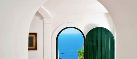 5 bedrooms, iron/ironing board, WiFi, bed sheets