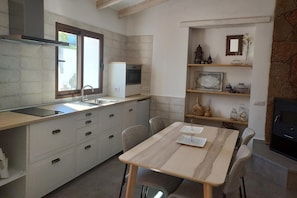 Réfrigérateur, micro-ondes, plaque de cuisson, lave-vaisselle