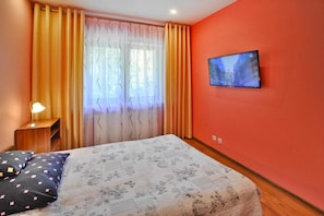 6 bedrooms, travel crib, free WiFi, bed sheets