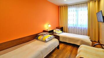 6 bedrooms, travel crib, free WiFi, bed sheets