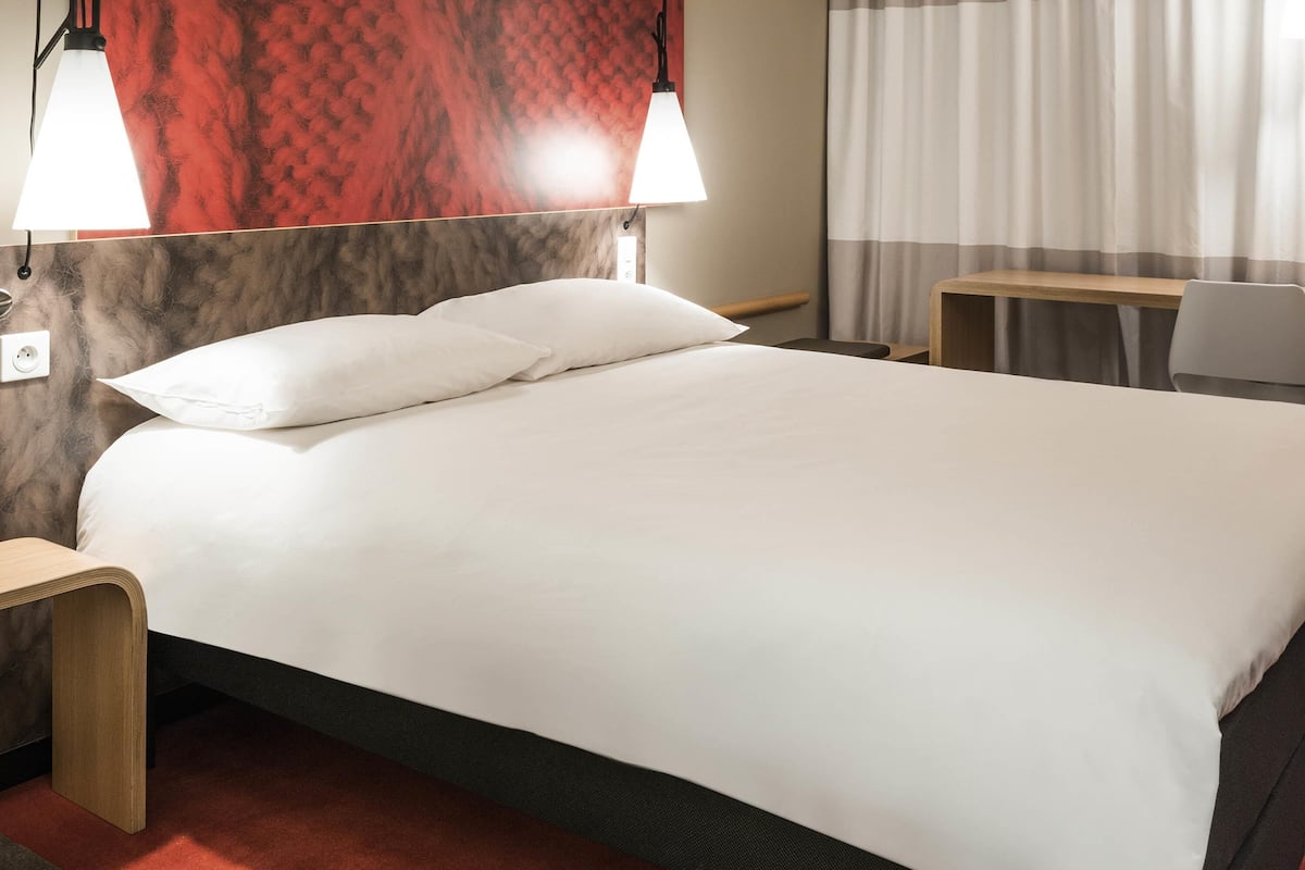 Standard Double Room, 1 Double Bed | In-room safe, desk, blackout drapes, soundproofing