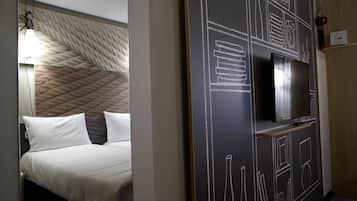 Suite junior, 1 cama doble con sofá cama | Zona de estar | Una televisión de pantalla plana