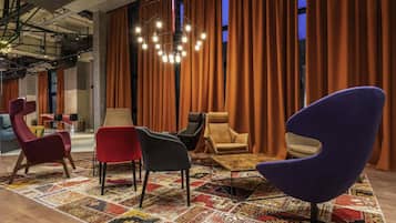 Lunch and dinner served, international cuisine