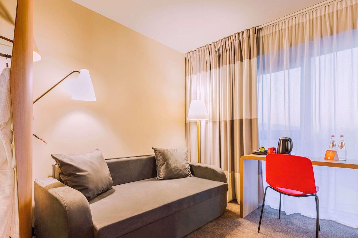 Family Room | In-room safe, desk, blackout drapes, soundproofing