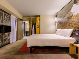 Cofres nos quartos, escrivaninha, cortinas blackout