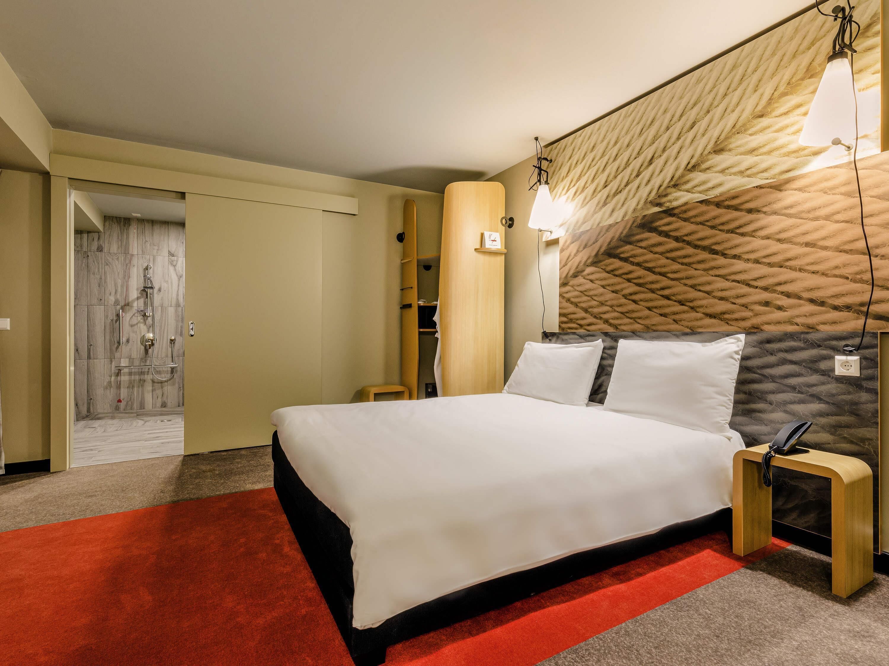 Superior Room, 1 Double Bed with Balcony | Tallelokero huoneessa, työpöytä, pimennysverhot, äänieristys