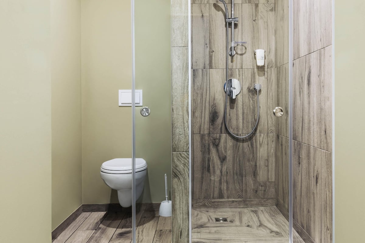 Habitación estándar con 2 camas individuales, 2 camas individuales | Caja fuerte, escritorio, cortinas opacas y sistema de insonorización