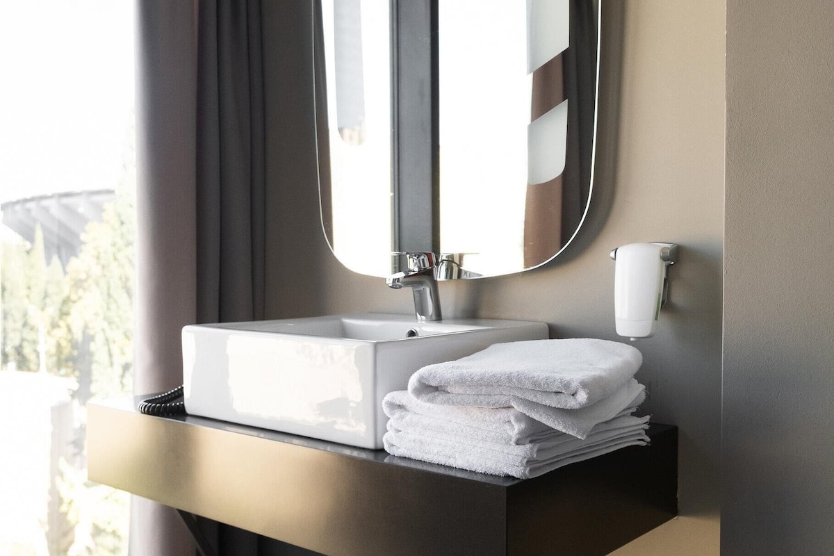 Superior Room, 1 Double Bed | In-room safe, desk, blackout drapes, soundproofing