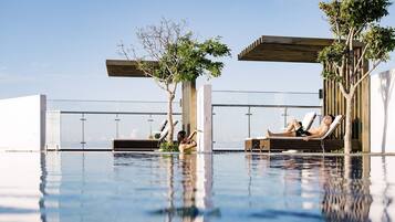 Piscine extérieure, parasols de plage, chaises longues