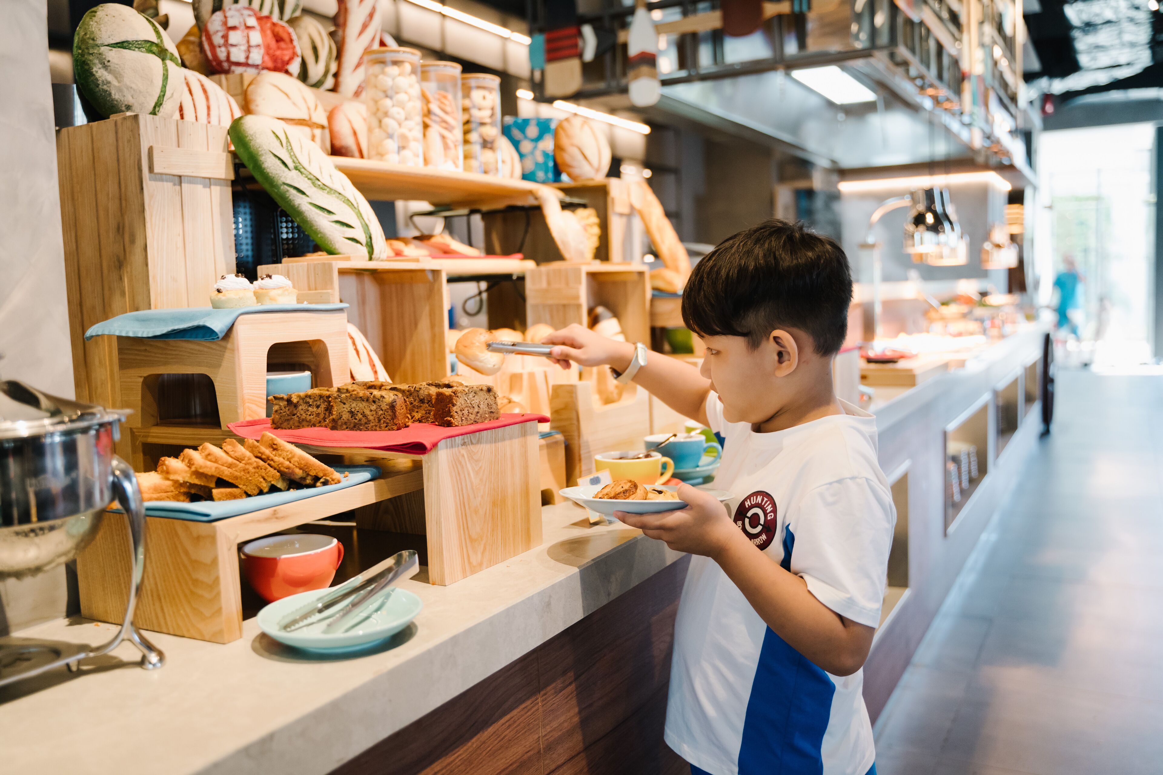 daily buffet breakfast (vnd 320000 per person)