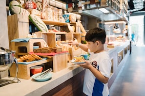 Daily buffet breakfast (VND 320000 per person)