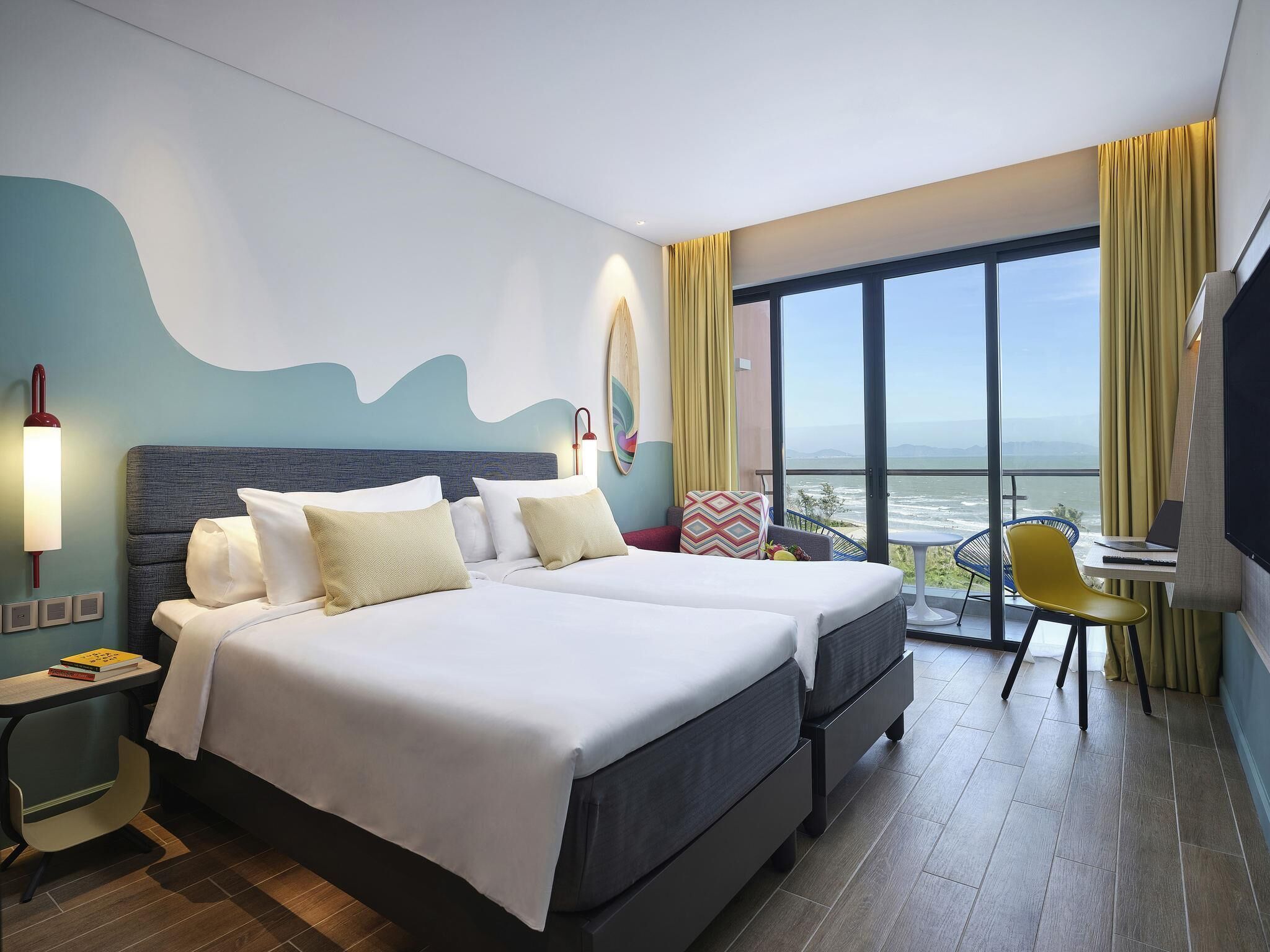 Kamar Premium, 2 Tempat Tidur Twin, balkon, pemandangan laut | Seprai premium, minibar, brankas, dan meja kerja
