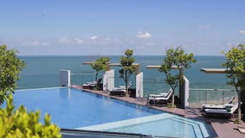 Utendørsbasseng, bassengparasoller og solsenger