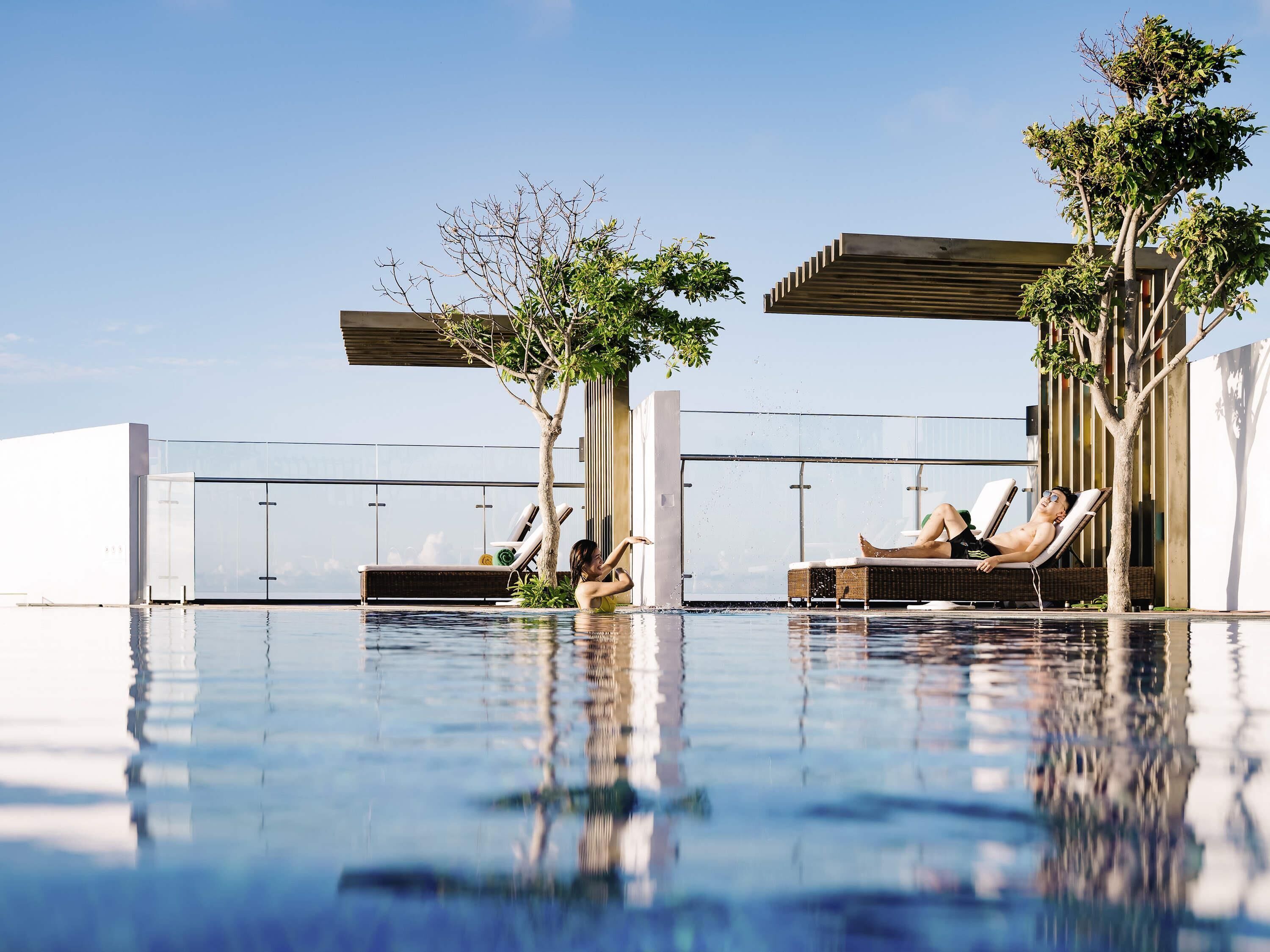 Outdoor pool, open 6:30 AM to 6:00 PM, pool umbrellas, sun loungers