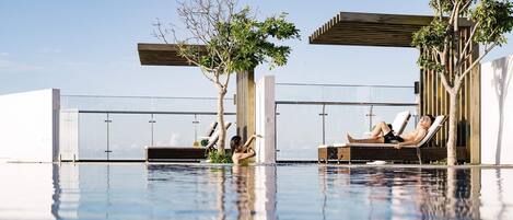 حمّام سباحة خارجي، مظلات على حمّام السباحة، مقاعد للتشمس