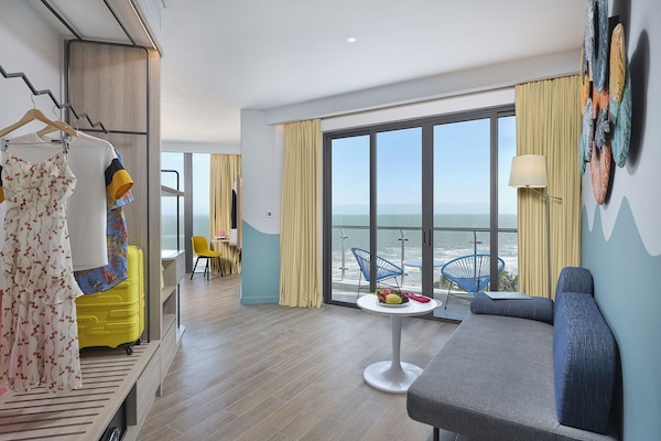 Habitación familiar, varias camas, balcón (Premium) | Ropa de cama de alta calidad, minibar, caja fuerte y escritorio