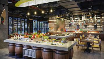 Se sirven desayunos y cocina internacional (con vistas a la playa)