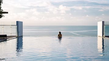 Kolam renang terbuka, dibuka dari pukul 6:30 hingga 18:00, payung kolam