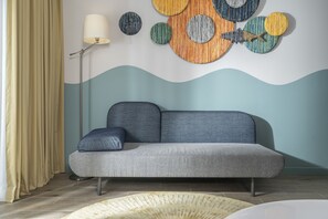 Habitación familiar, varias camas, balcón (Premium) | Área de sala de estar | Televisión de pantalla plana de 43 pulgadas con canales vía satélite 