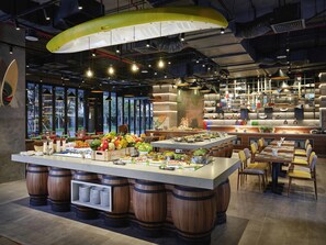 Daily buffet breakfast (VND 320000 per person)