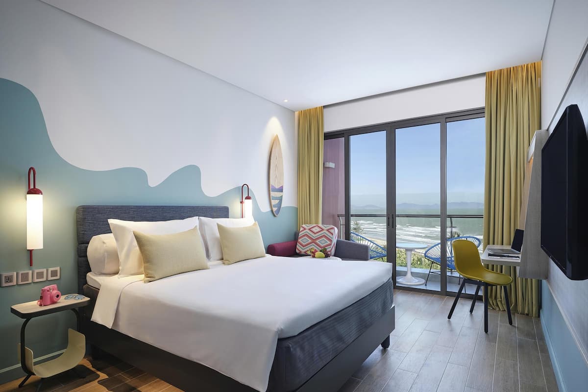 Premium Room, 1 Queen Bed, Balcony, Sea View | Premium bedding, minibar, in-room safe, desk